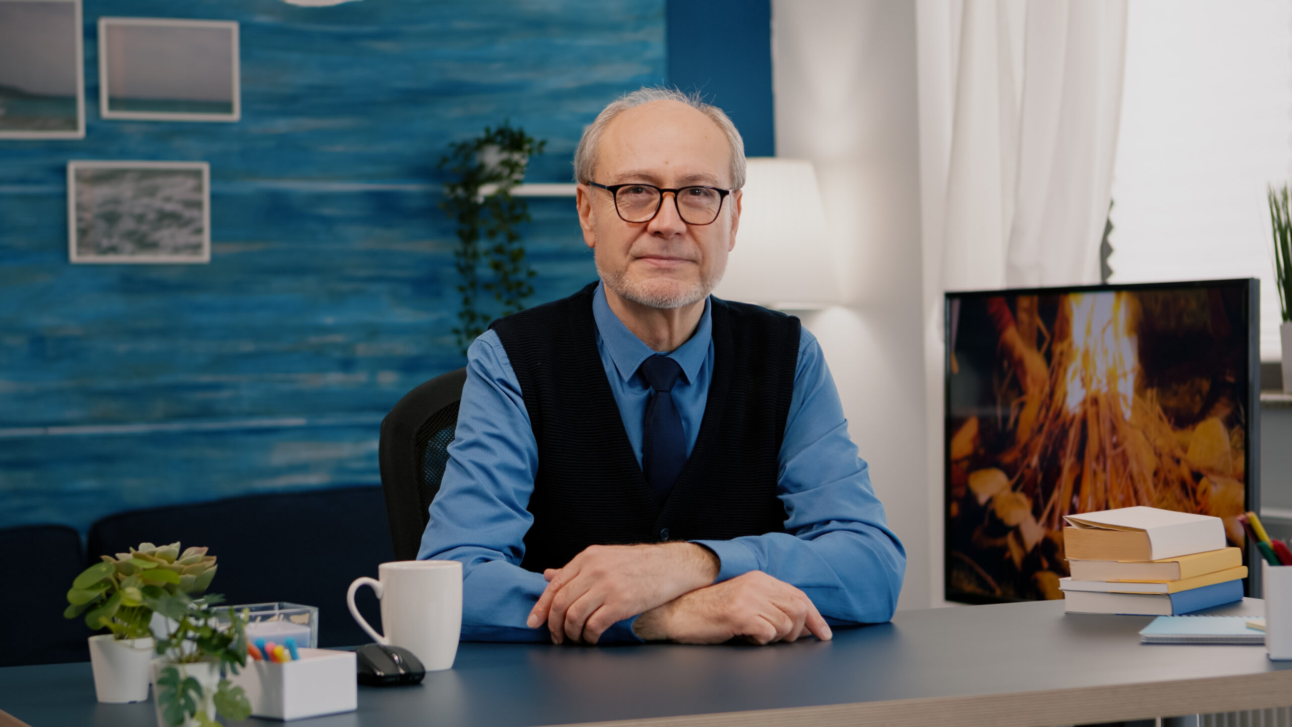 Startseite portrait of senior man chatting and listening remote teamwork